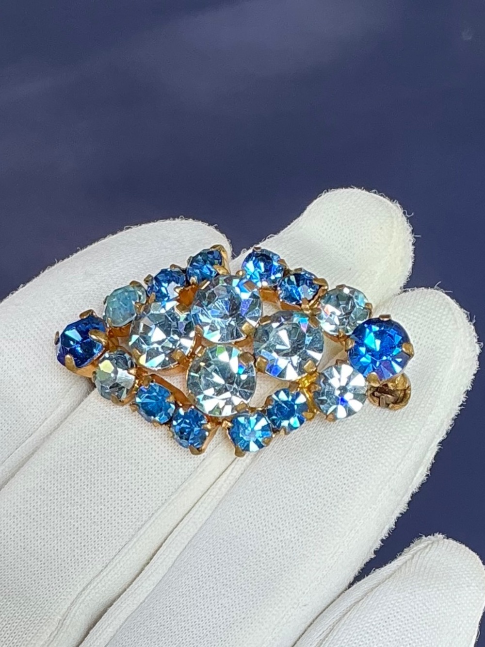 Vintage 1950s Blue Rhinestone Cluster Pin Unsigned Beauty Gold Tone Mid Century